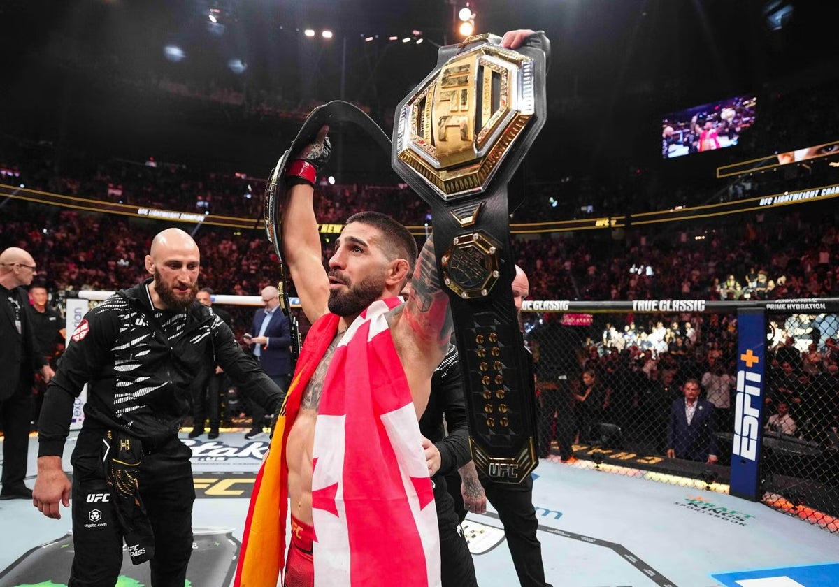 Ilia Topuria tras ganar sus dos cinturones contra Charles Oliveira