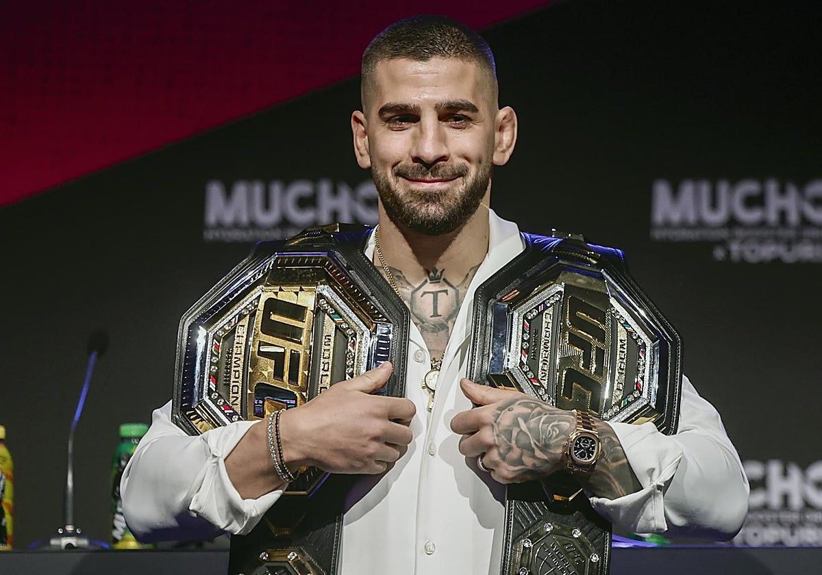 Ilia Topuria sostiene sus dos cinturones de la UFC