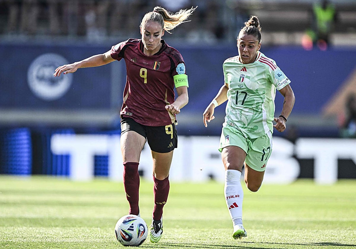Wullaert conduce el balón durante el partido ante Italia