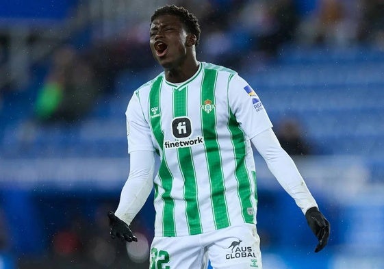 Nobel Mendy, en pleno partido con el primer equipo del Real Betis