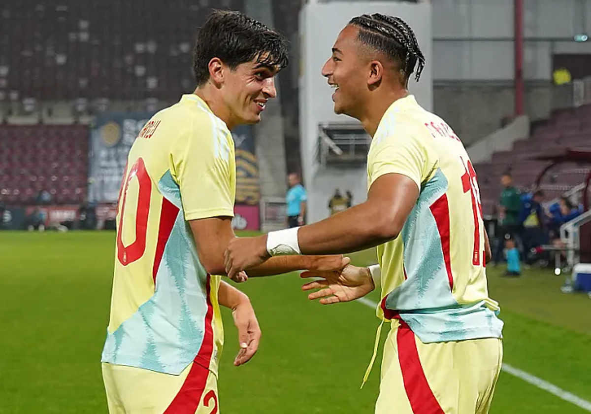 Juanlu, junto a Mateo Joseph, en un partido de la selección española sub 21