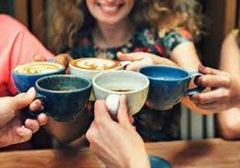 Un grupo de amigos toman un café en una cafetería de Suiza