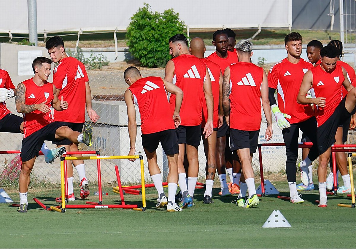 Varios futbolistas del Sevilla, en el segundo entrenamiento de este lunes