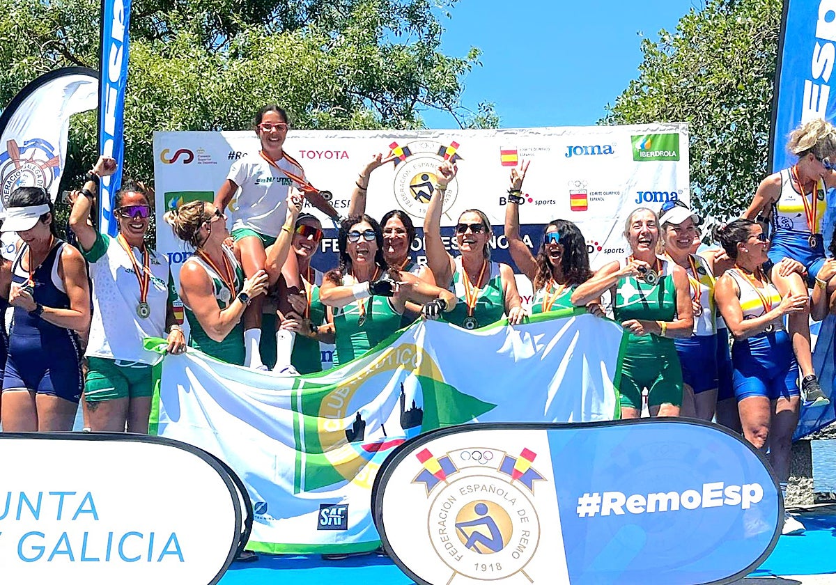 El equipo de veteranos del Náutico Sevilla, celebrando el título en Castrelo de Miño