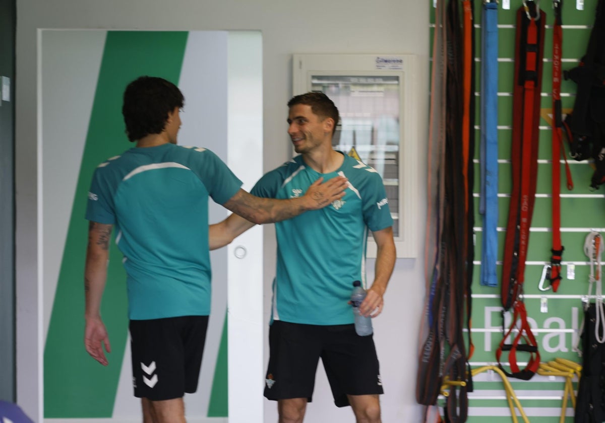 Bellerín y Perraud, en el gimnasio de la ciudad deportiva Luis del Sol
