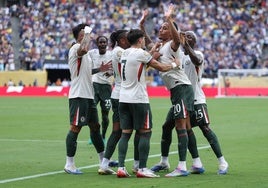 Joao Pedro, felicitado por sus compañeros, se disculpa por el primero de sus dos goles ante el Fluminense,