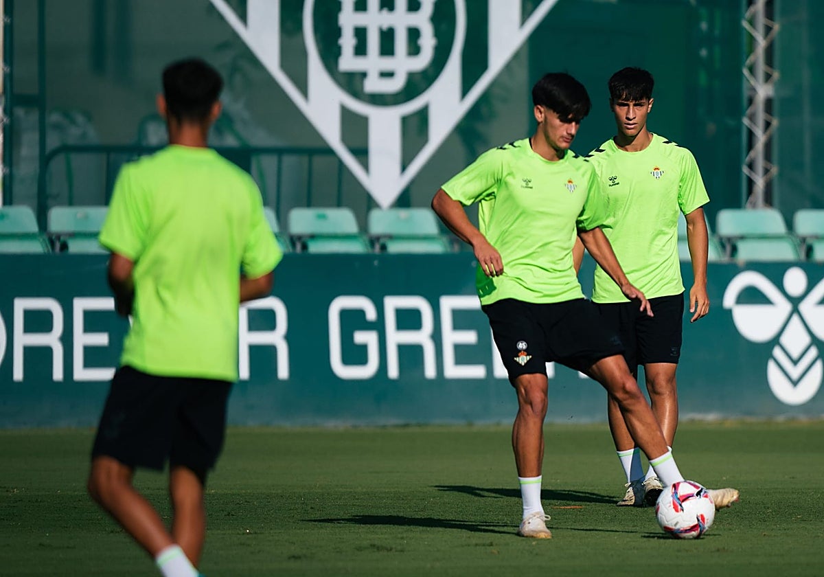 Morante, durante un entrenamiento con el primer equipo del Betis en la temporada 24-25