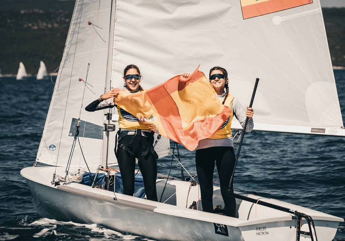 Neus Fernández y Martina Gomila celebrando el título mundial en categoría femenina