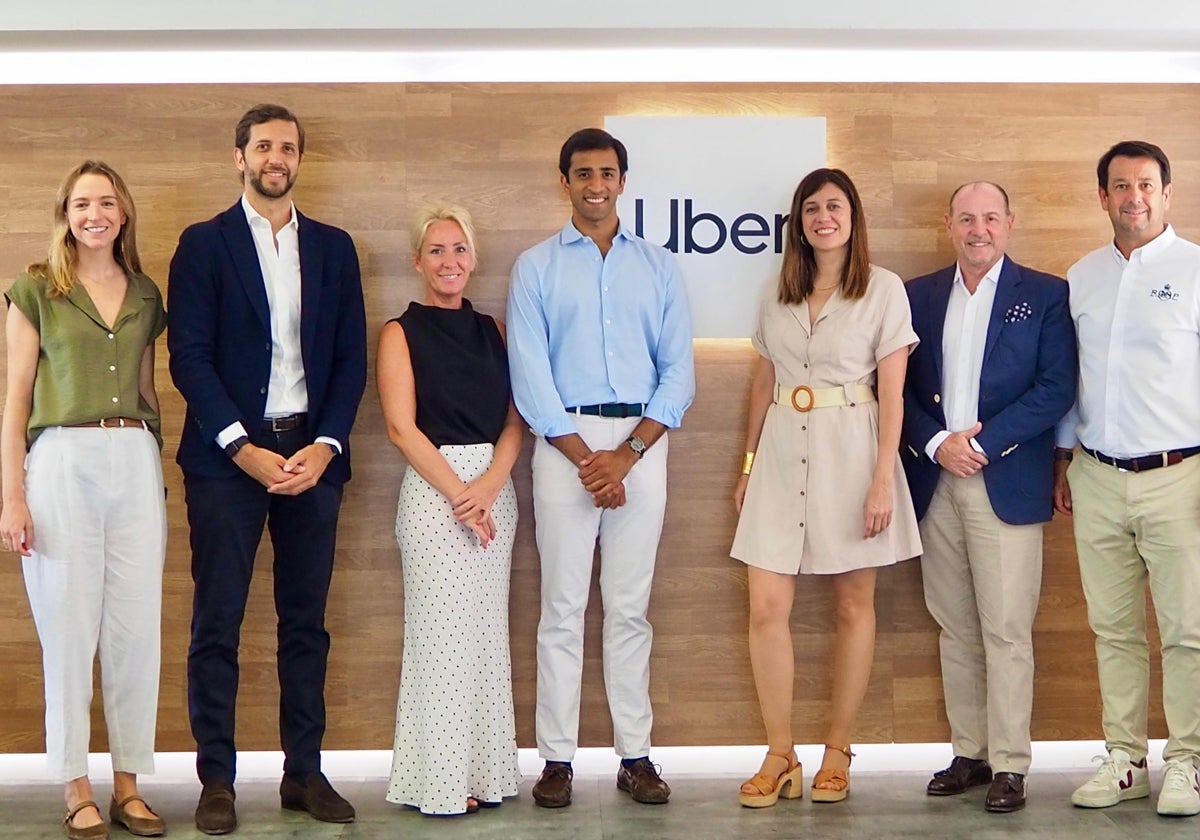 De izquierda a derecha: Teresa Silvestre (Mánager de Asuntos Públicos Uber), Felipe Fernández (Director General de Uber en España y Portugal), Encarna Matos (RRPP, Eventos y Patrocinios RCNP), Harsh Nain (Mánager de Operaciones Uber), Lola Vilas (directora de Uber en España), Rafael Gil (presidente RCNP) y Manu Fraga (director RCNP).