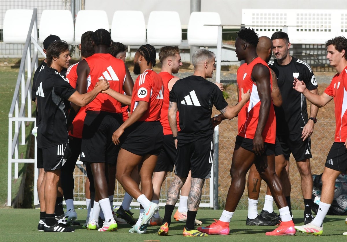 Almeyda saluda a Ejuke antes del entrenamiento del Sevilla FC