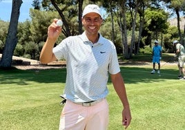 Rafa Nadal, con la bola del hoyo en uno