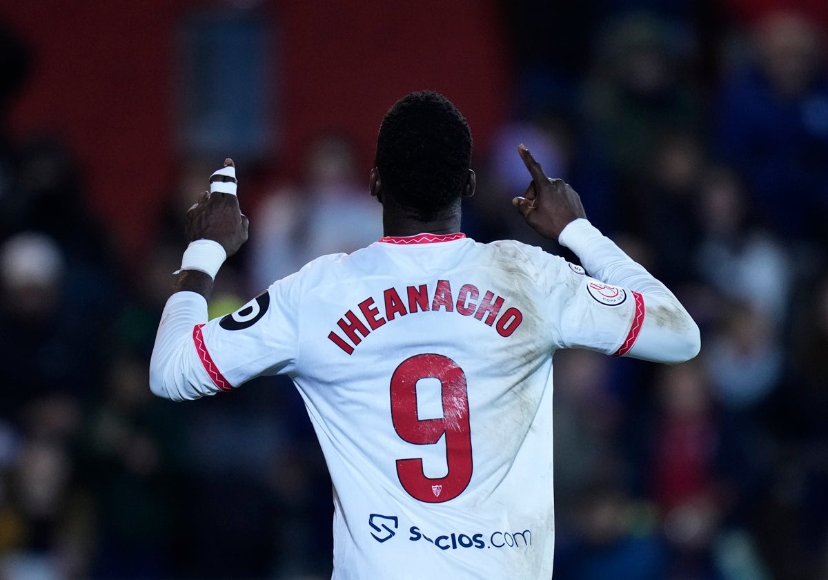 Iheanacho celebra un gol con el Sevilla