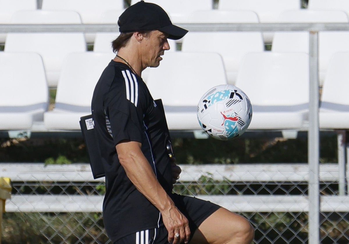 Matías Almeyda, durante un entrenamiento del Sevilla en la ciudad deportiva José Ramón Cisneros Palacios