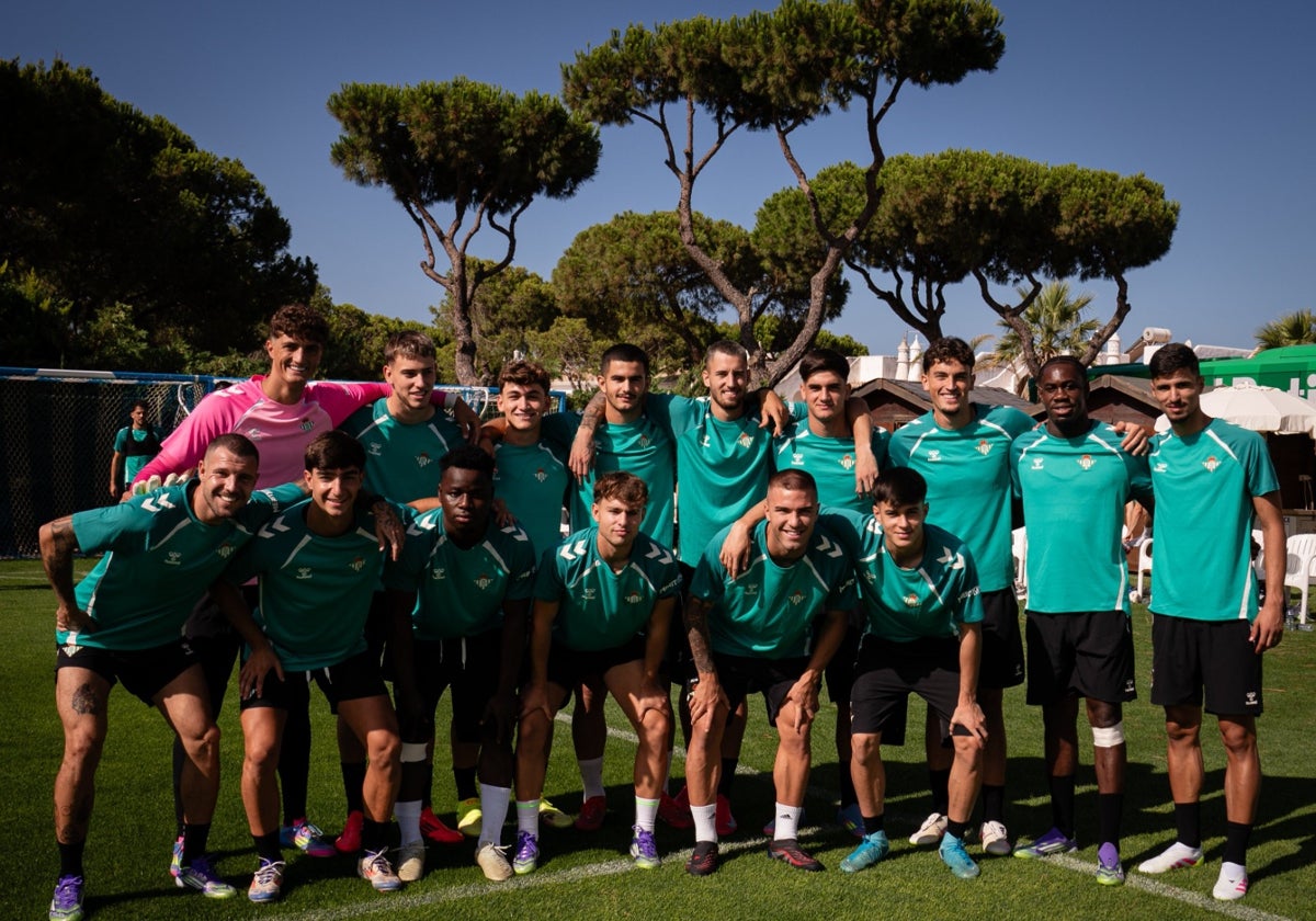 Aitor Ruibal, junto a los catorce canteranos en el 'stage' de Portugal