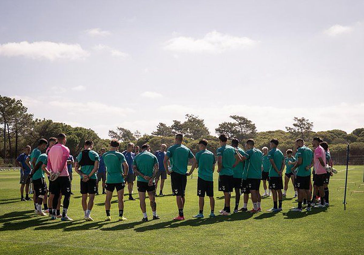 Charla en el inicio del primer entrenamiento del Betis 25-26