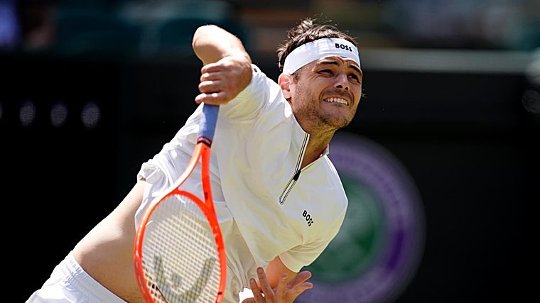 Fritz ejecuta un saque