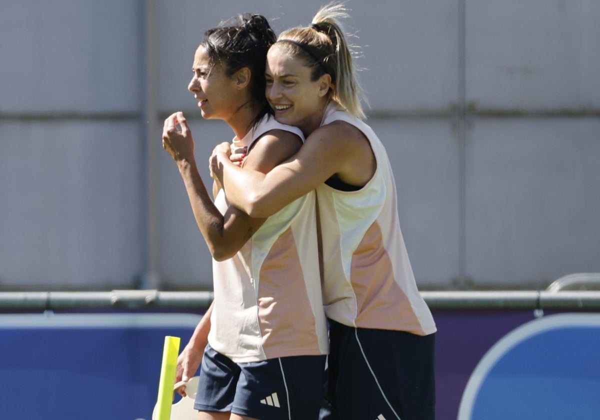 Alexia abraza a Leila durante el entrenamiento de este jueves