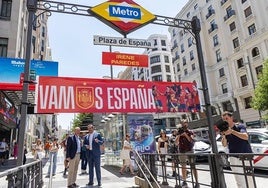 Rafael Louzán en la salida 'Irene Paredes' del Metro de Plaza España