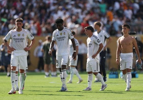 Los jugadores del Real Madrid, abatidos tras caer con el PSG
