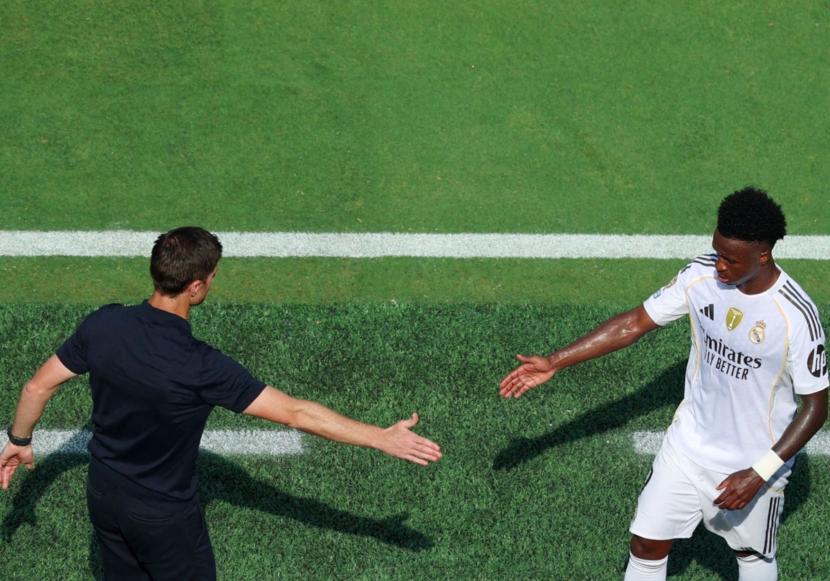 Xabi y Vinicius, saludándose tras retirar Alonso al brasileño