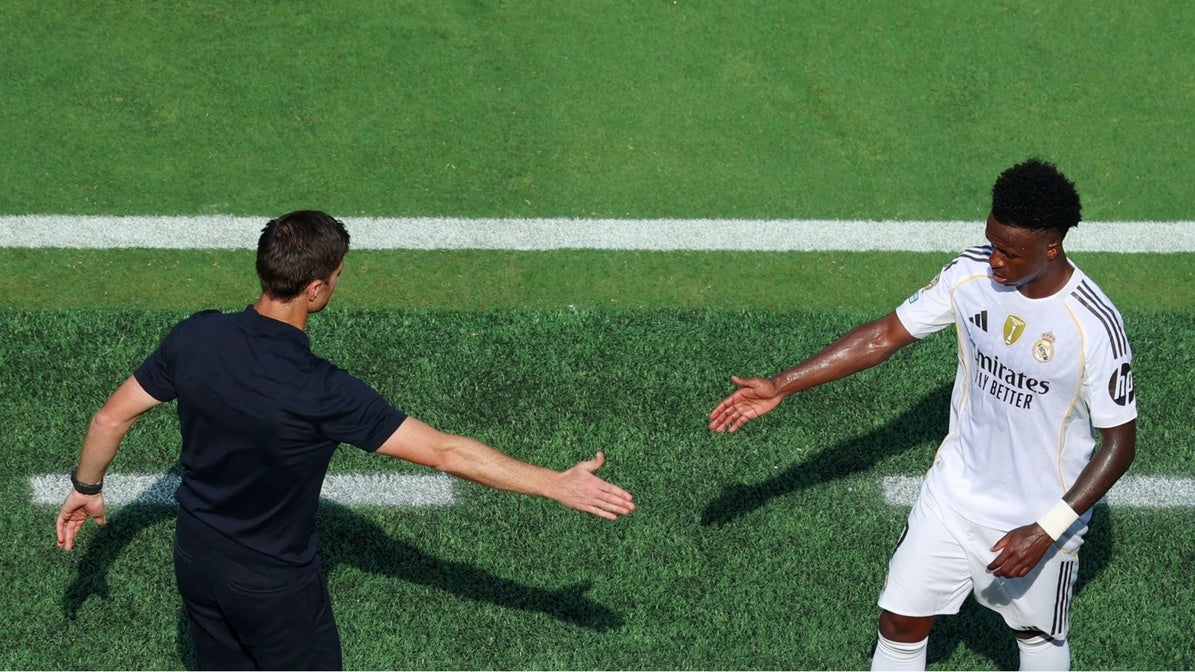 Xabi y Vinicius, saludándose tras retirar Alonso al brasileño