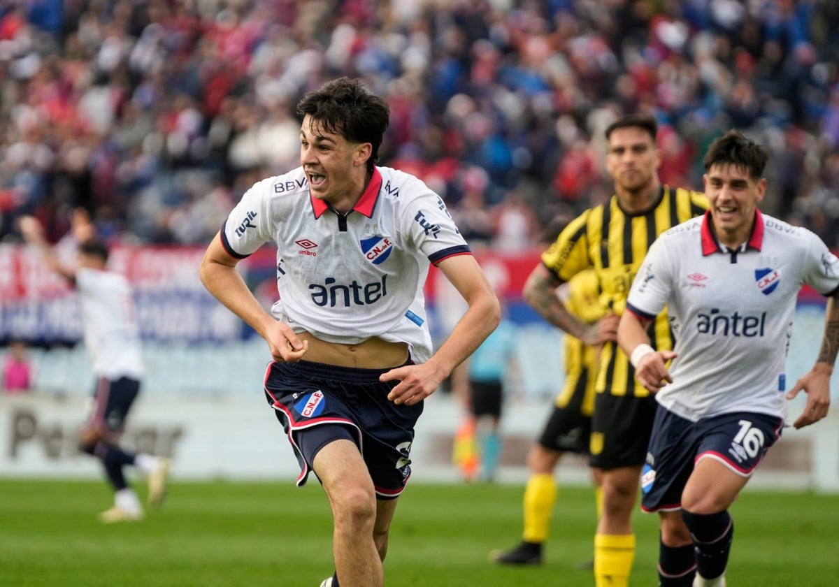 Gonzalo Petit celebra un gol en un Nacional-Peñarol