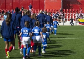 Las jugadoras del Atlético saltando al campo la pasada temporada