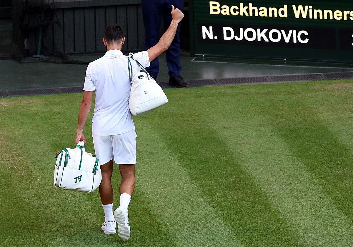 Novak Djokovic sale de la pista central de Wimbledon