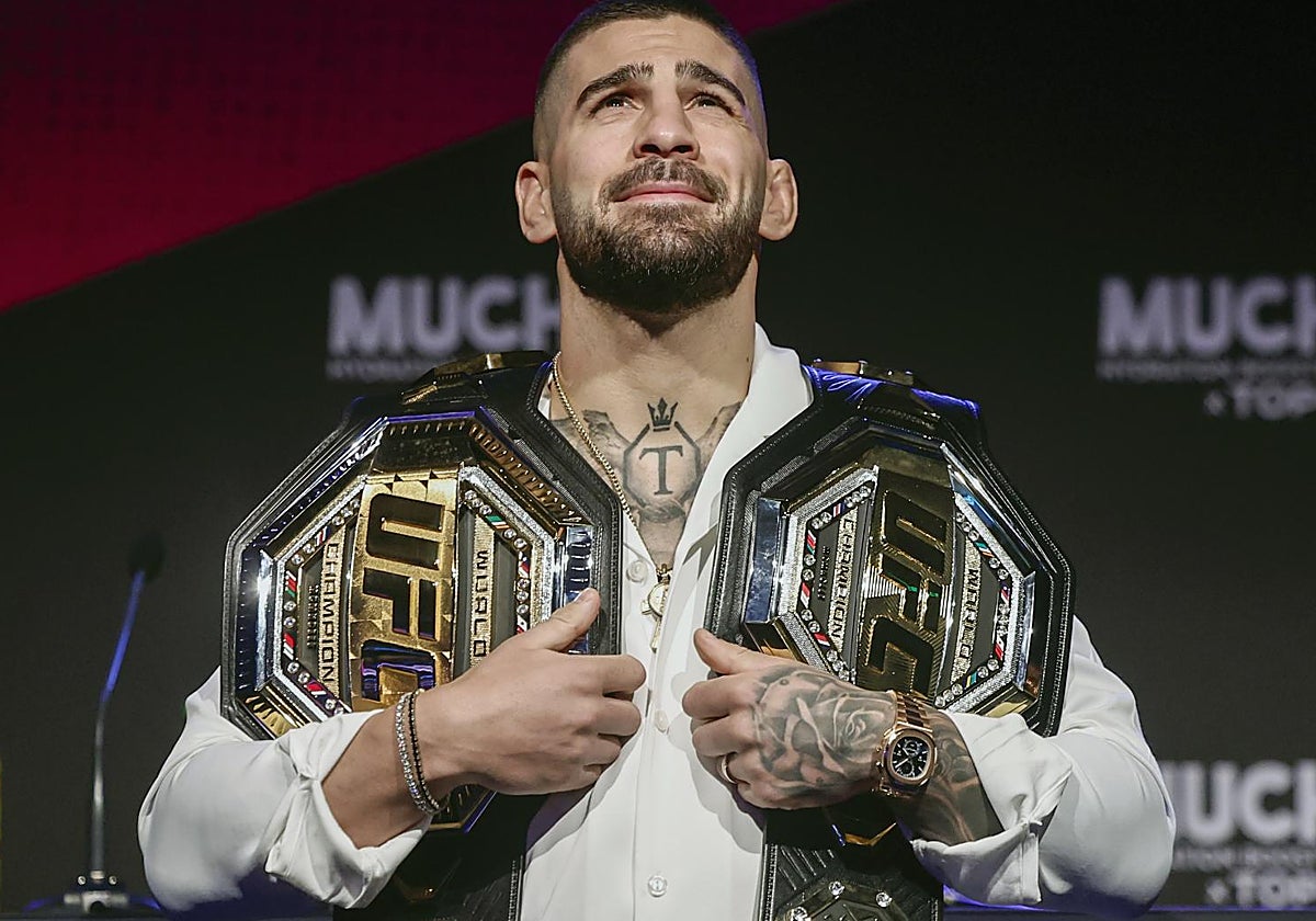 Ilia Topuria posa con sus dos títulos de la UFC