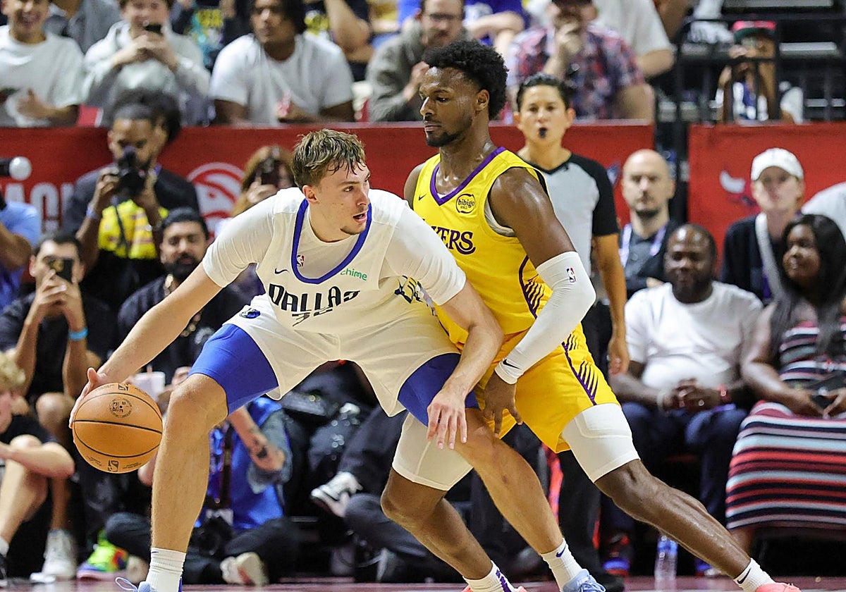 Cooper Flagg defiende el balón ante la defensa de Bronny James