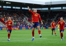 Leila Ouahabi felicita a Esther tras su gol ante Italia