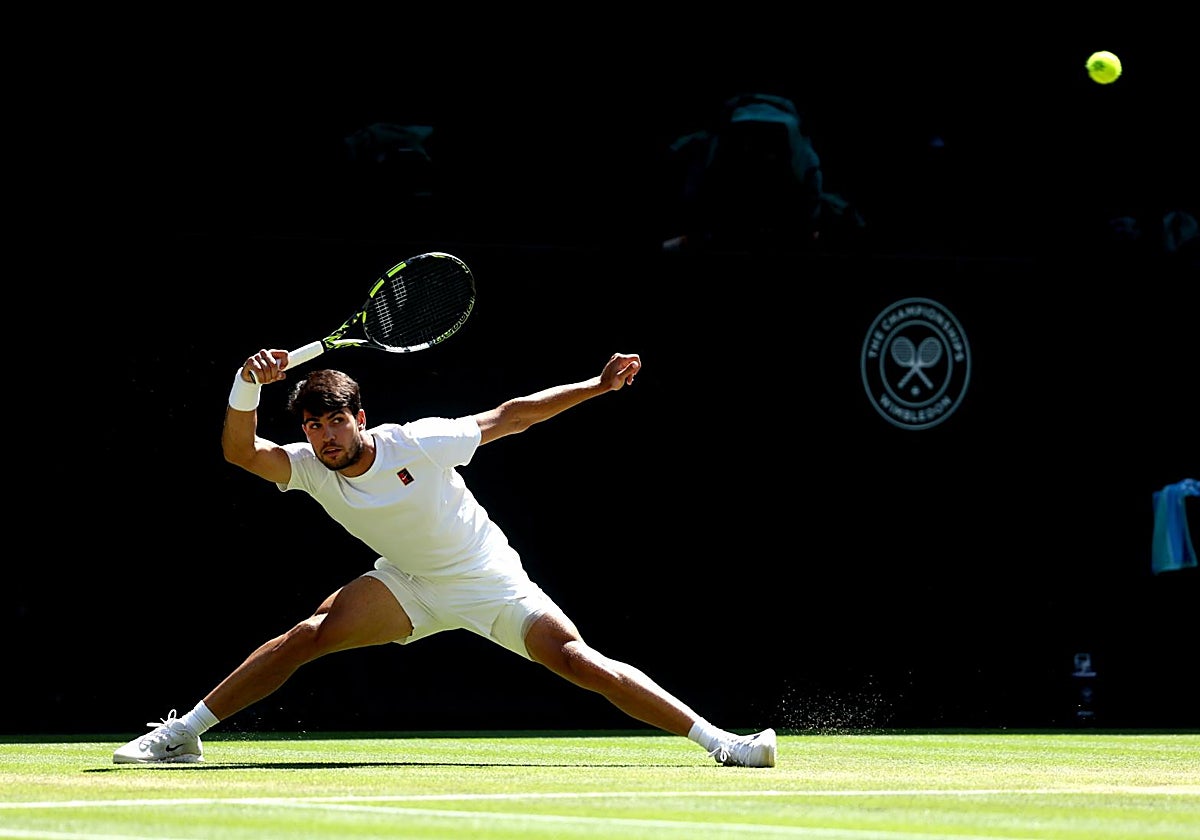 Alcaraz devuelve una pelota en su partido de semifinales en Wimbledon