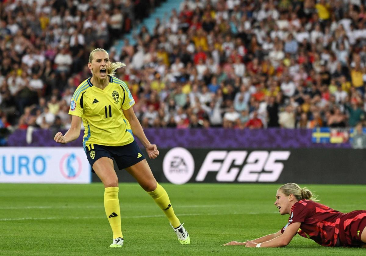 La delantera de Suecia, Stina Blackstenius celebra el primer gol frente a Alemania