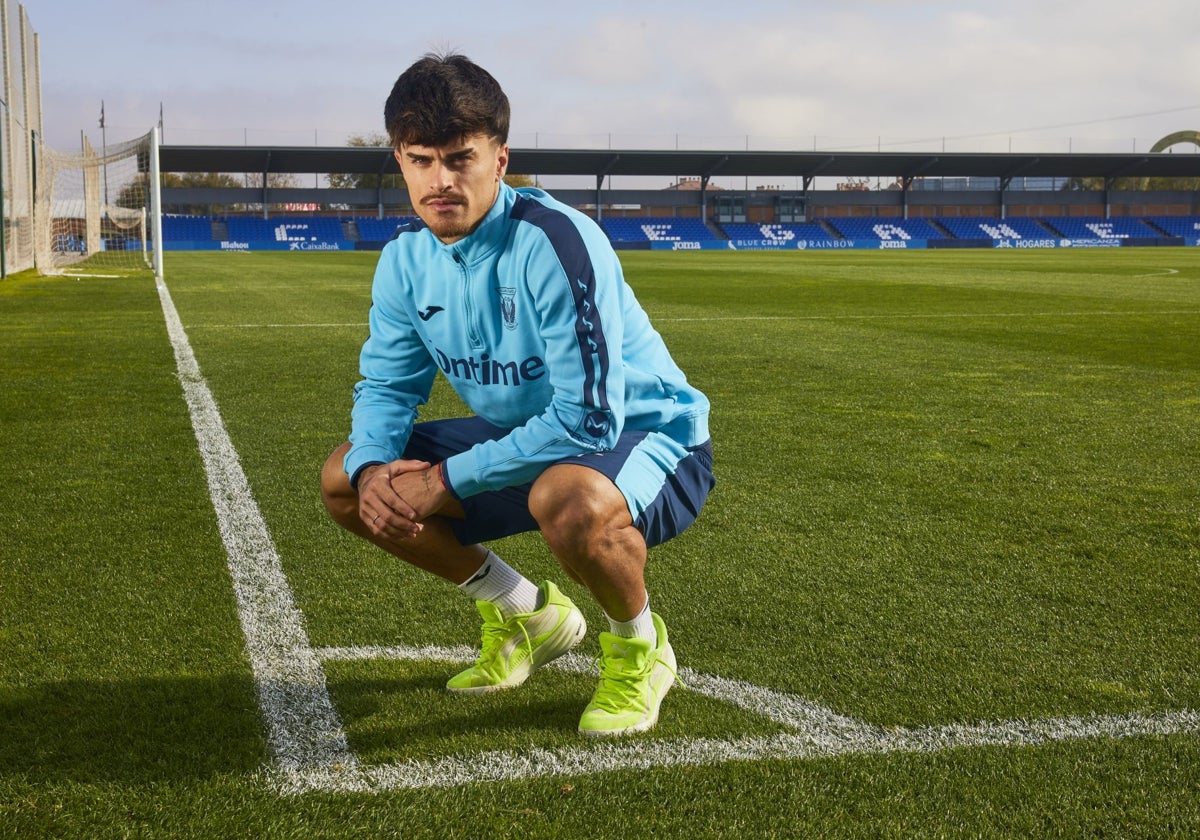Juan Cruz posa en el estadio de Butarque
