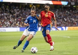 Salma pelea un balón con Lenzini durante el partido ante Italia