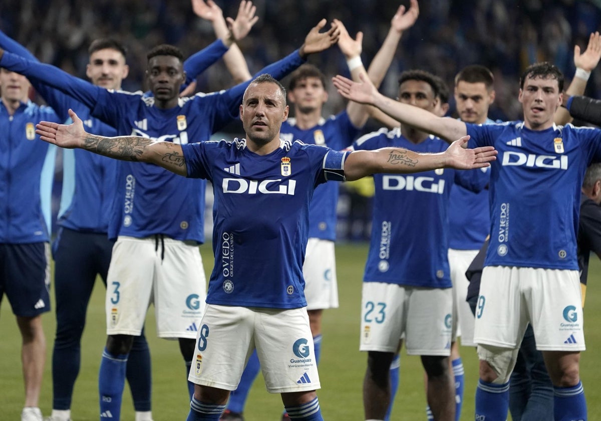 Santi Cazorla, con sus compañeros del Oviedo