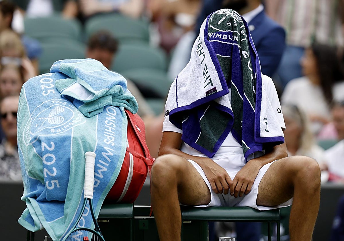 Sonego, con varias toallas del torneo