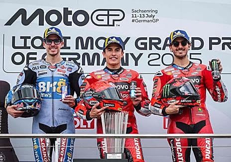 Imagen secundaria 1 - La caída de Pedro Acosta (arriba), el podio de MotoGP y la vuelta de honor de Márquez