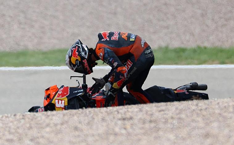 Imagen principal - La caída de Pedro Acosta (arriba), el podio de MotoGP y la vuelta de honor de Márquez