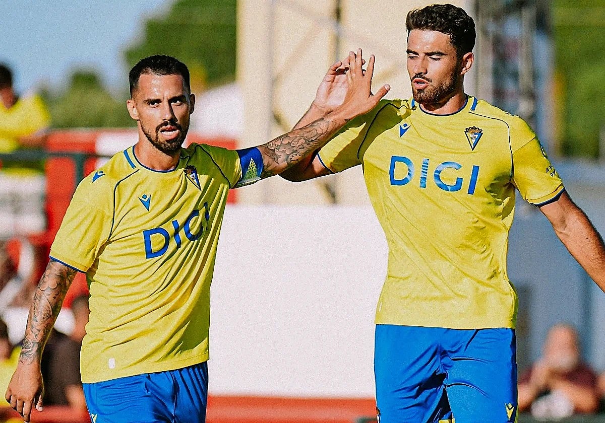 Suso celebra con Álvaro García Pascual el primero tanto del Cádiz al Barbate