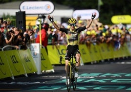 Simon Yates conquista la montaña rusa del Macizo Central