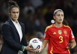 Jana junto a Montse Tomé durante el partido ante Italia