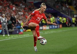 La suiza Lehmann controla el balón en la Eurocopa