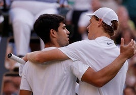 Alcaraz y Sinner abrazados tras la final
