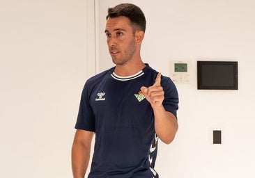 Javi Medina, entrenador del Betis Deportivo, durante el primer día de pretemporada
