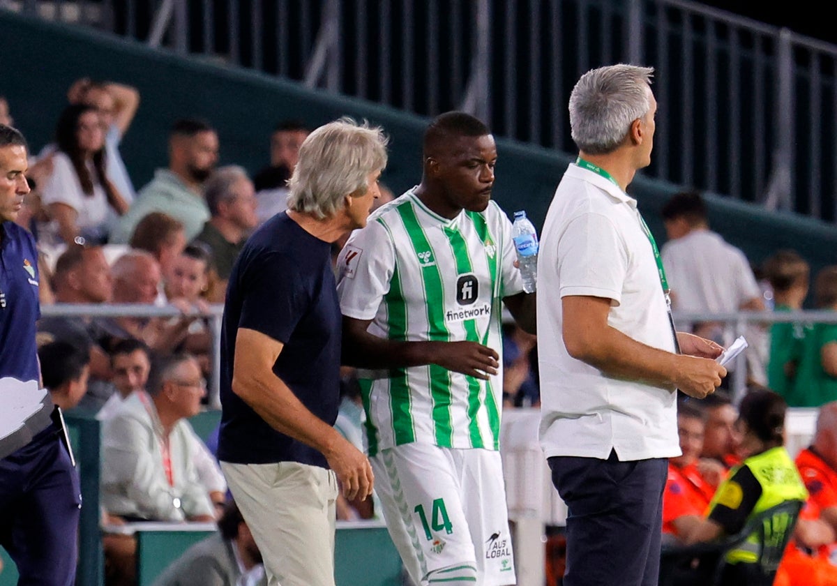 Pellegrini dialoga con William Carvalho antes de entrar en un partido de 2023