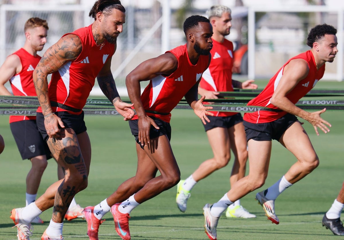 Gudelj, Lukebakio y Vargas, durante un ejercicio del entrenamiento.