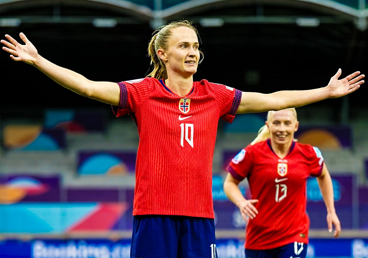 Graham Hansen celebra su gol ante Finlandia