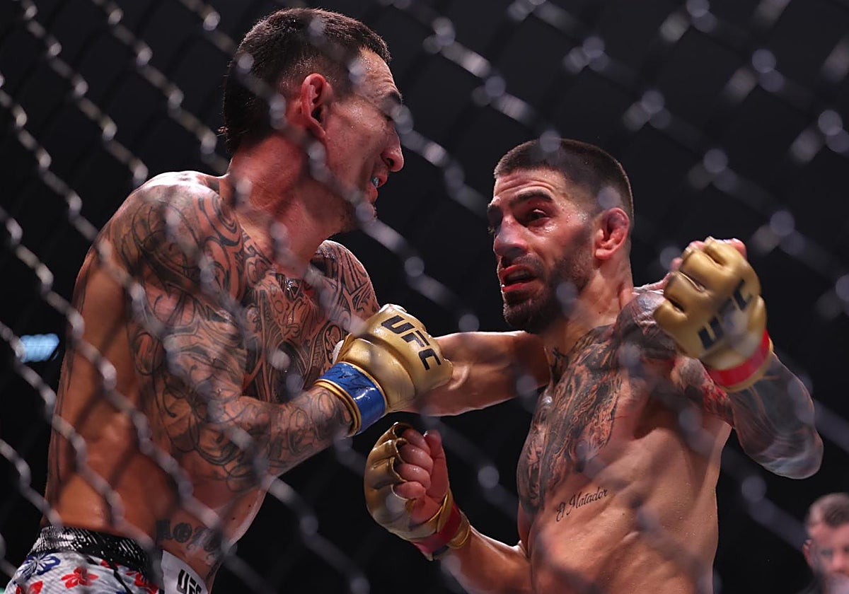 Topuria lanza la izquierda con la que noqueó a Holloway