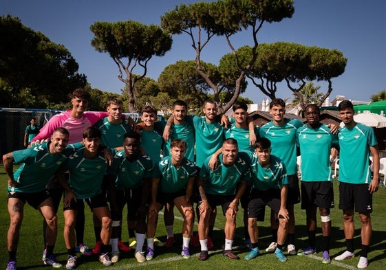 Los canteranos, y Aitor Ruibal, posan en uno de los primeros días de la pretemporada 25-26 del Betis